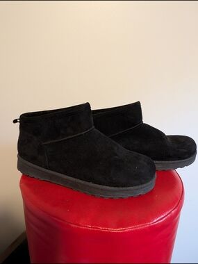 White Mountain Black Suede Ankle Boots